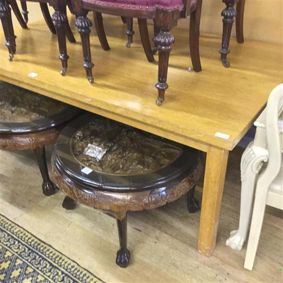 Large light oak table with 2 leaves(-)